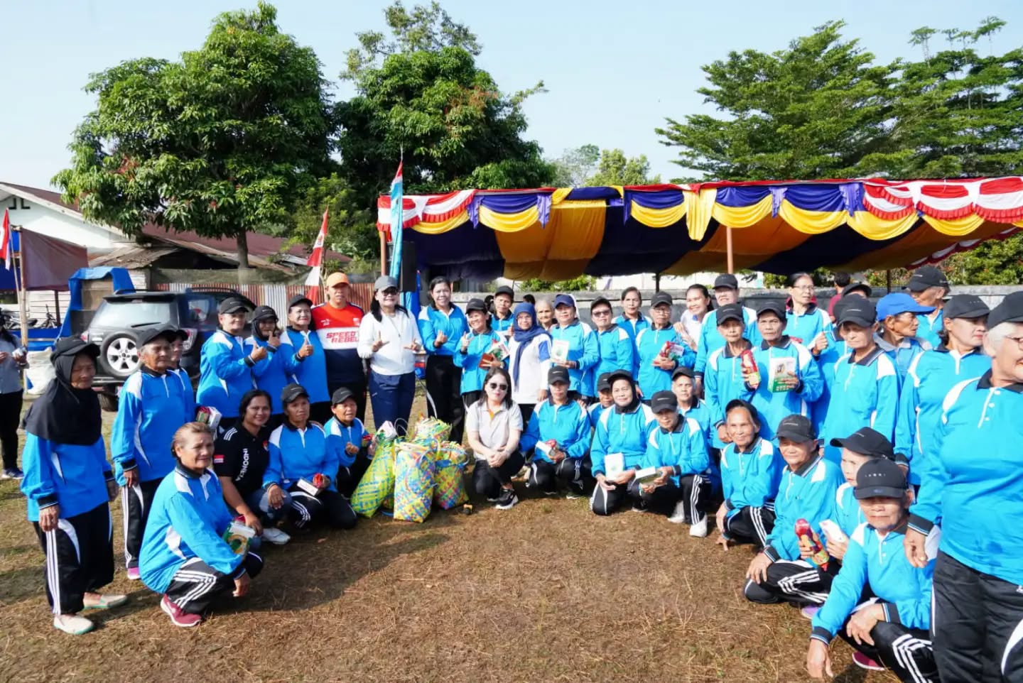 Dekat dengan Warga, Bupati Taput Ikut Senam Bersama Lansia di Garoga