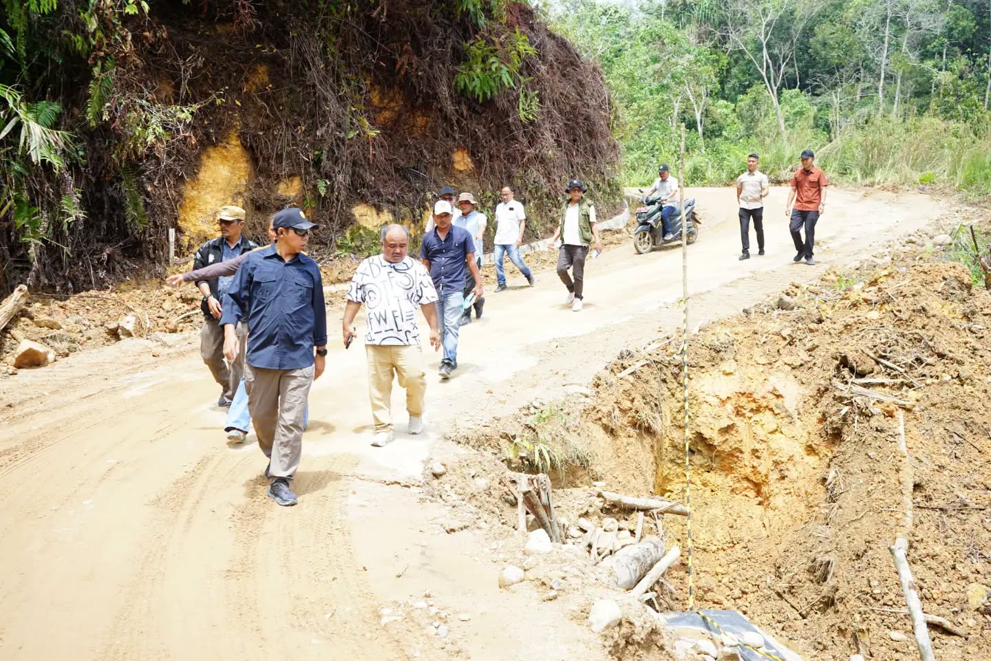 Bupati Taput Tinjau Jalan Penghubung Empat Desa Senilai Rp14,4 Miliar