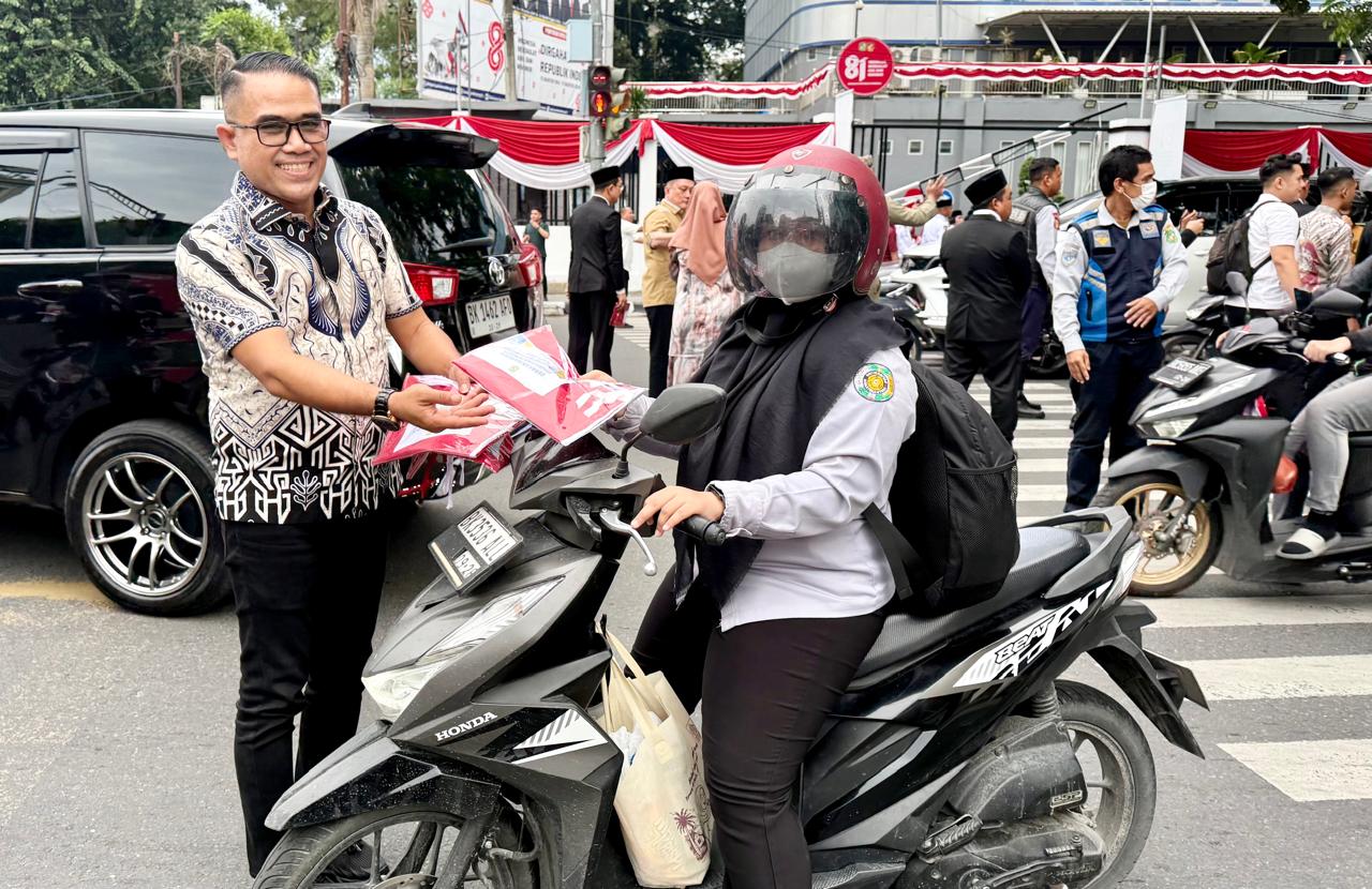 Semarak HUT ke-81 RI, PWPM Bagikan Bendera pada Pengendara