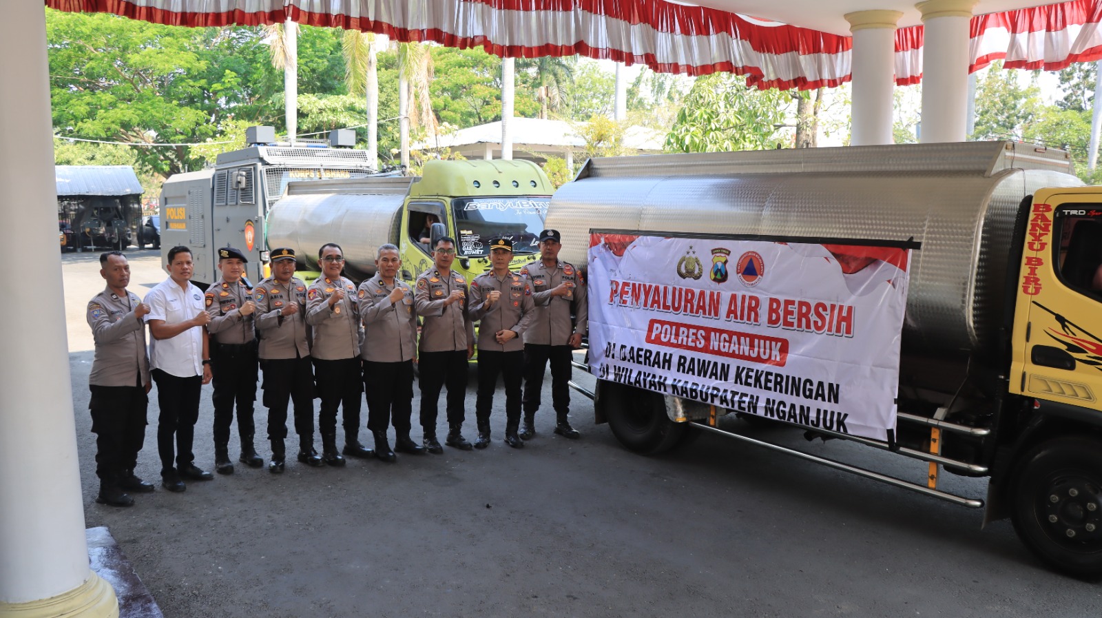 Polres Nganjuk Kerahkan Water Cannon dan Truk Tangki Pasok Puluhan Ribu Liter Air Bersih di Ngetos