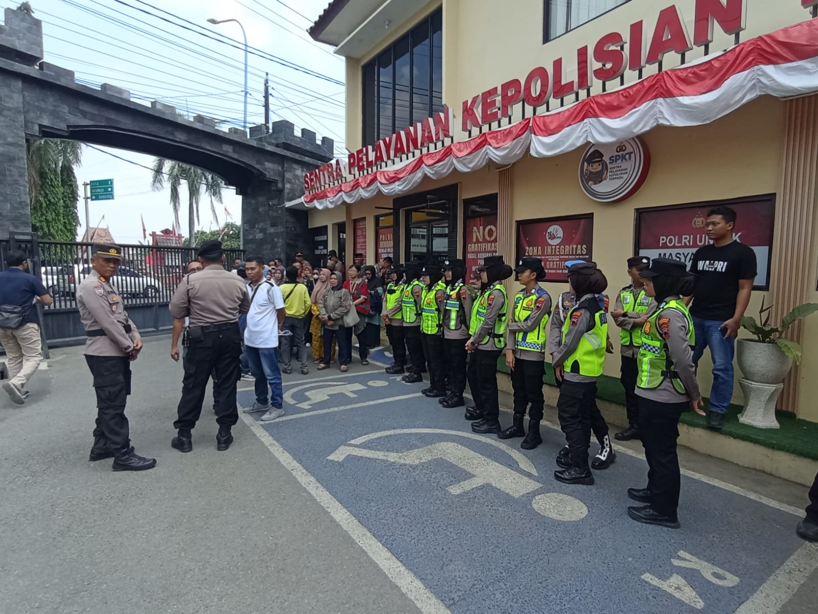 Wakapolres Rembang Pimpin Apel Pengamanan Aksi Audiensi Lanjutan II dan Klarifikasi Perkembangan Penanganan Perkara BMT Harum