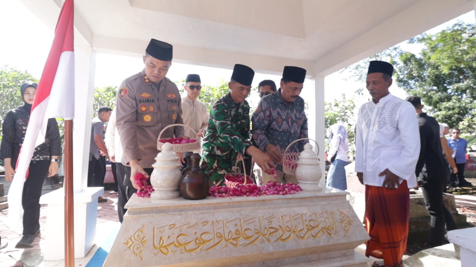 Peringatan Hari Buruh di Nganjuk Berlangsung Damai, Kapolres Hadiri Tabur Bunga dan Tasyakuran