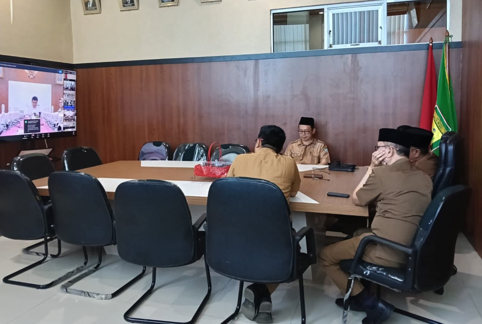Serah Terima Bantuan Kemasyarakatan Presiden Berupa Sapi Kepada Gubernur, Bupati dan Wali Kota di Indonesia Secara Daring Melalui Zoom