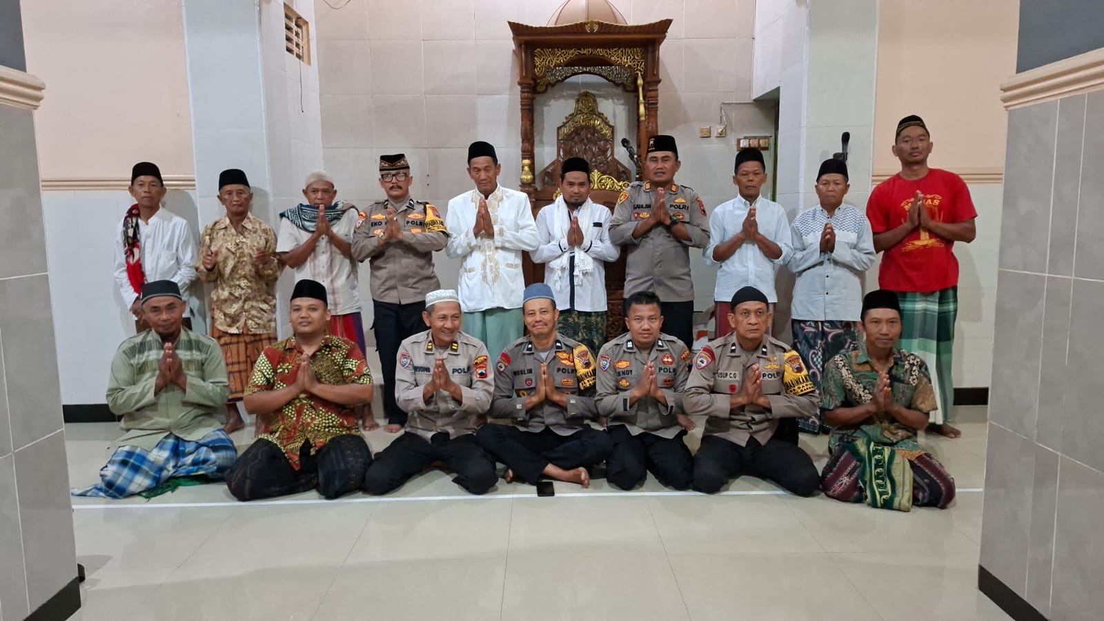 Kapolsek Margorejo AKP SAHLAN,S.H.,M.M Sholat Subuhan di Desa Badengan Kabupten Pati