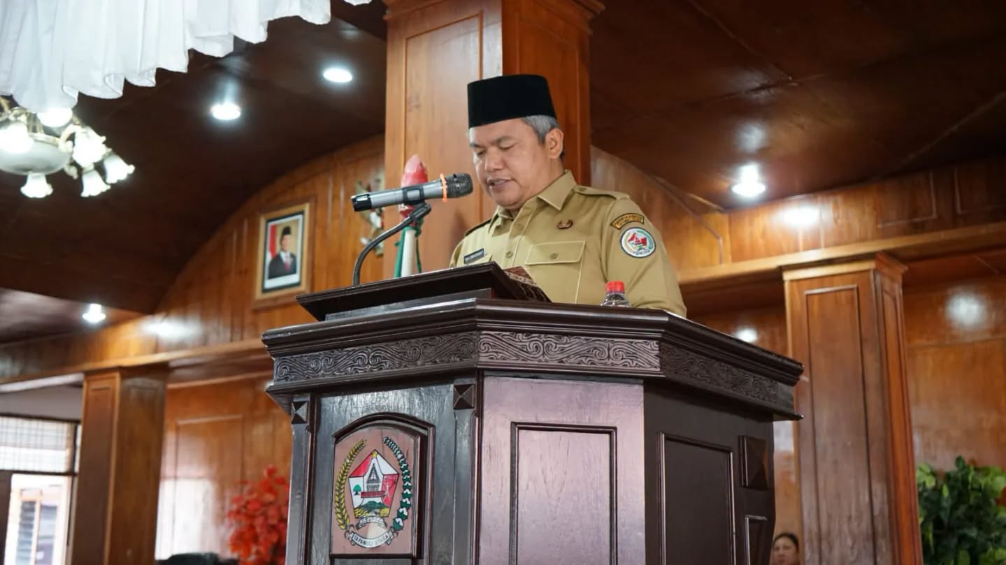 Wabup Deni Bacakan Nota Jawaban Bupati dalam Paripurna DPRD Taput