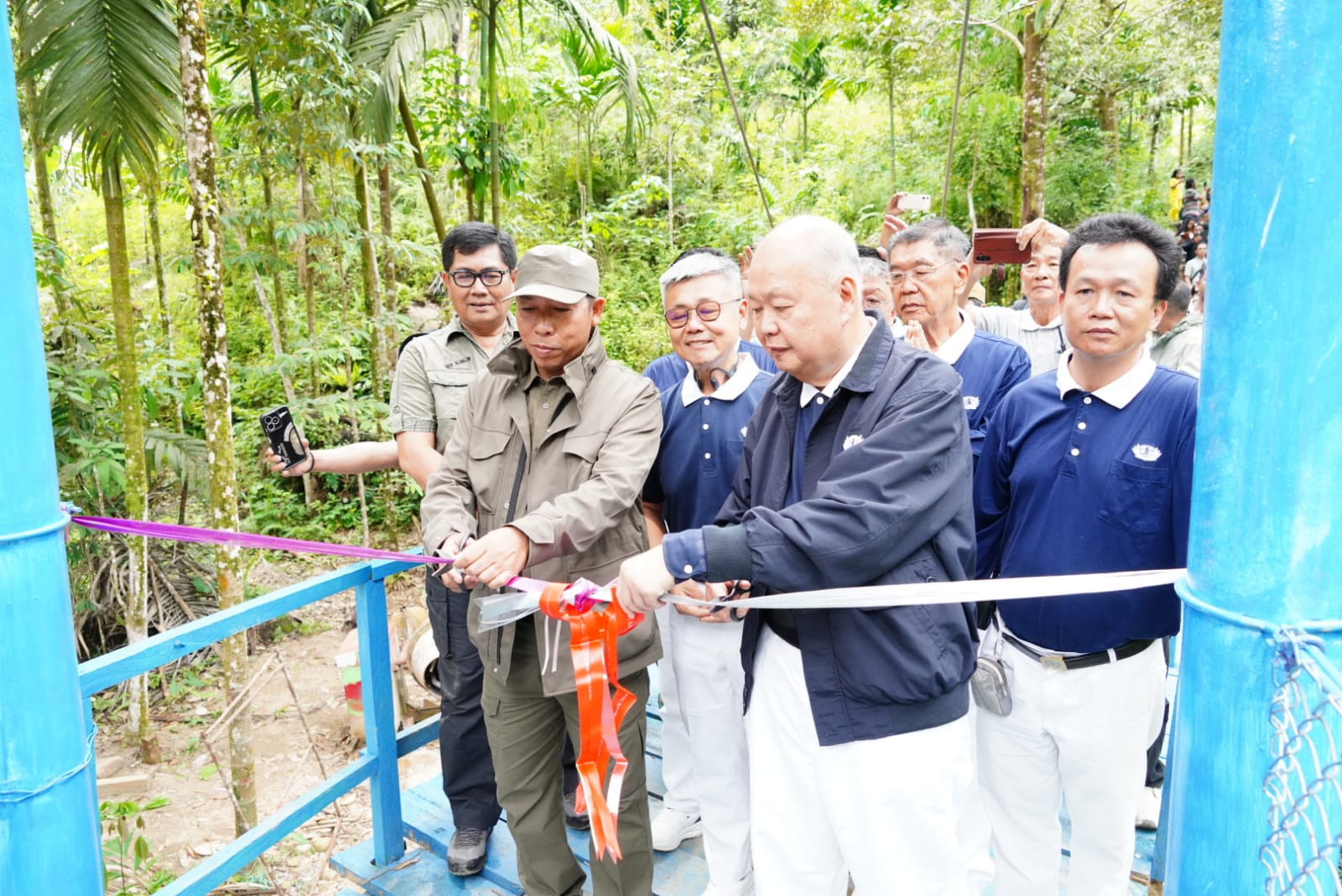 Bupati Taput Resmikan Jembatan Cinta Kasih di Adian Koting