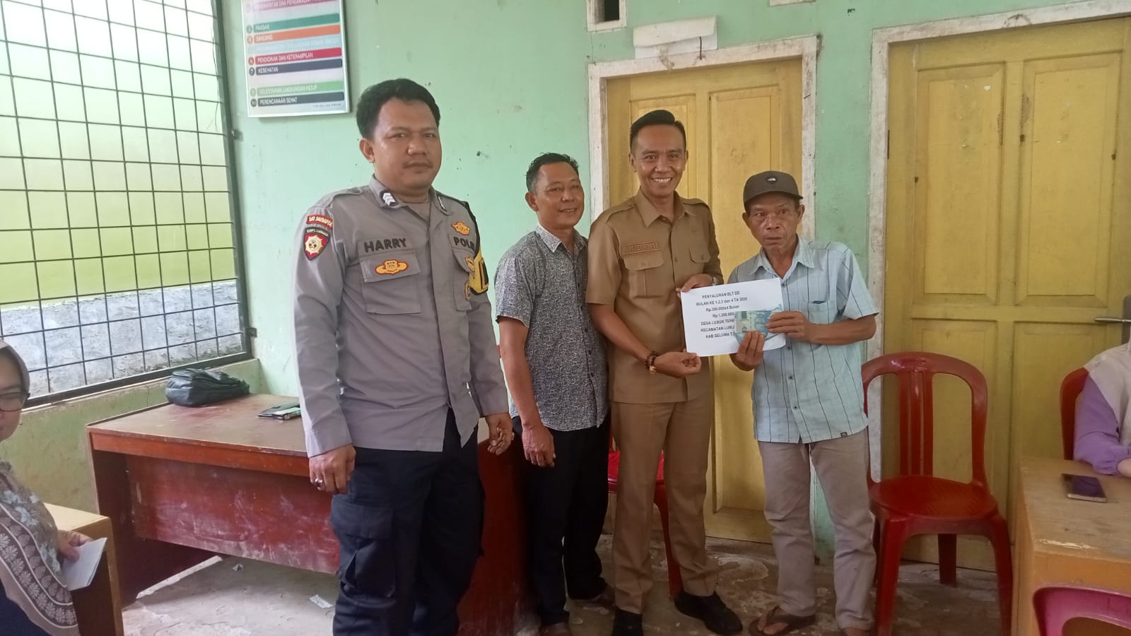 13 Warga Miskin Ekstrem di Lubuk Terentang Terima BLT DD Empat Bulan Sekaligus