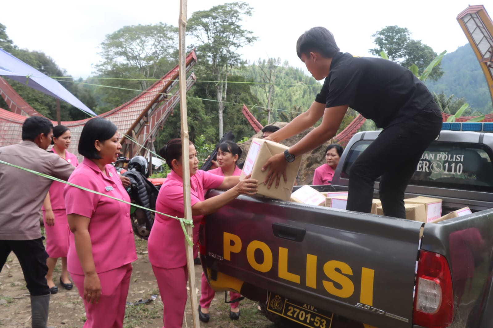 Wujudkan Kepedulian, Polsek Rindingallo Bersama Bhayangkari Salurkan Bantuan bagi Korban Kebakaran di Baruppu