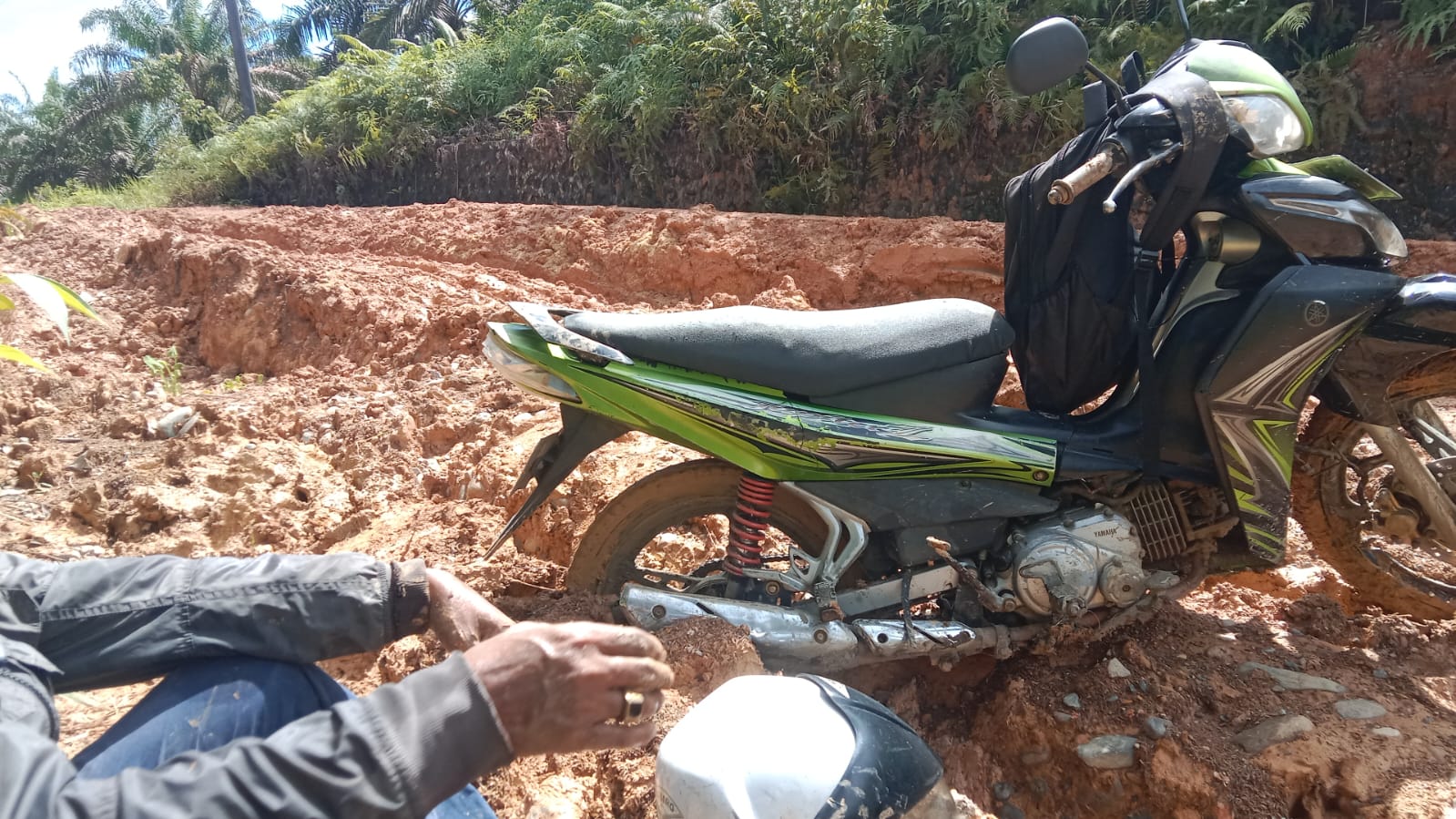 Jalan Kemang Manis–Kayu Elang Rusak Parah, Motor Tak Bisa Lewat