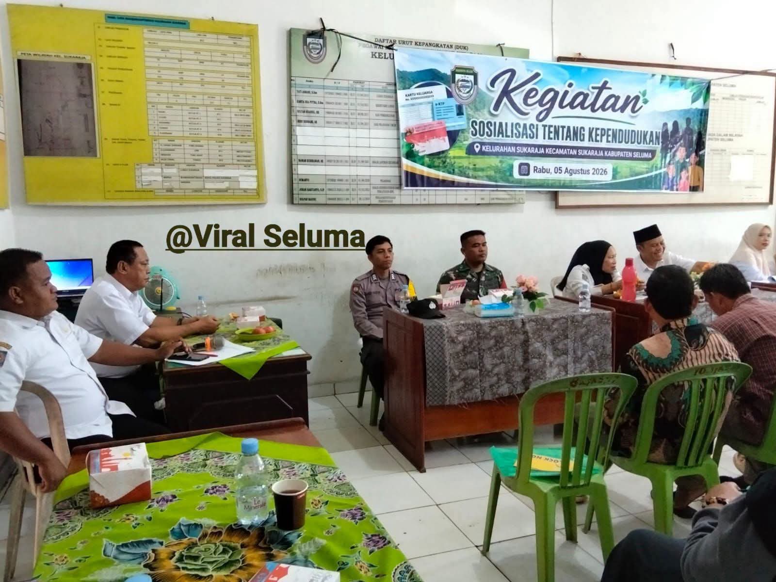 Perkuat Tertib Administrasi Masyarakat, Babinsa Koramil 425-03/Air Periukan Hadiri Sosialisasi Kependudukan di Kelurahan Sukaraja