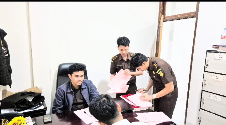 Tersangka Penggelapan Dalam Jabatan Diserahkan ke Kejaksaan Negeri Buru
