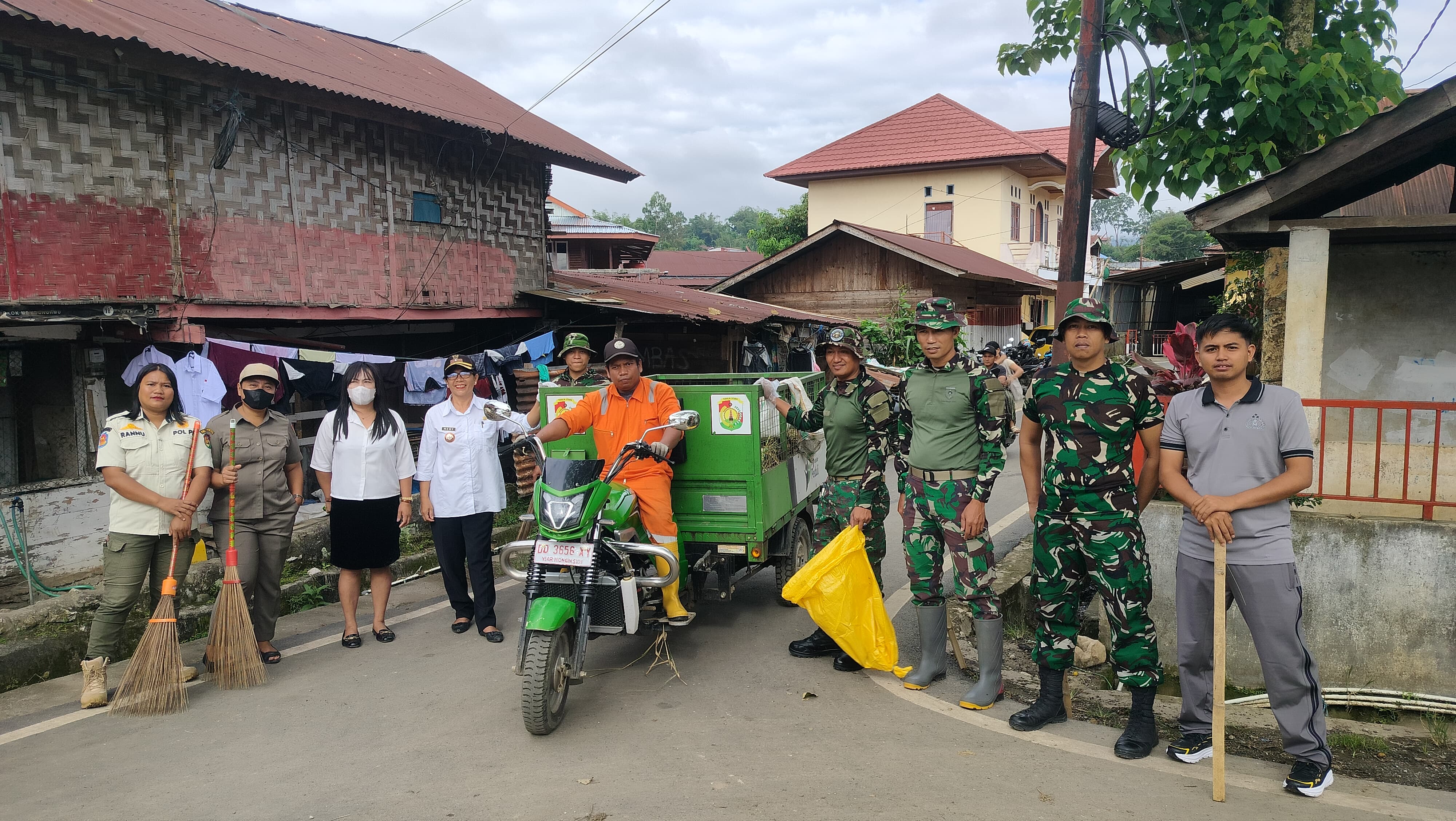 *Wujud Sinergitas, Polres Toraja Utara Ikut Bahu-Membahu Bersihkan Pasar Hewan Bolu Sambut HUT ke-69 Kodam XIV/Hasanuddin*