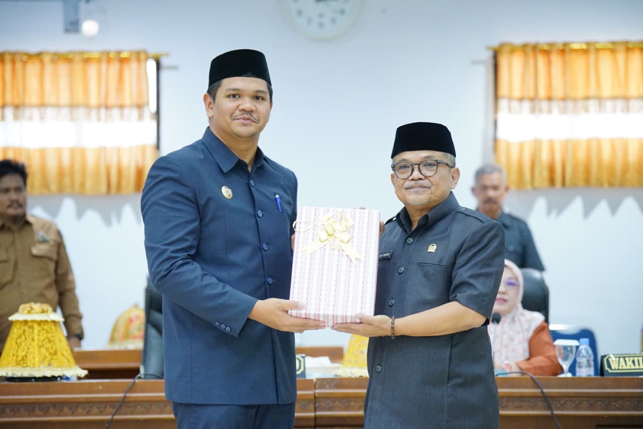 *Rapat Paripurna DPRD Bantaeng, Bupati Bantaeng Serahkan Ranperda Perubahan APBD 2026