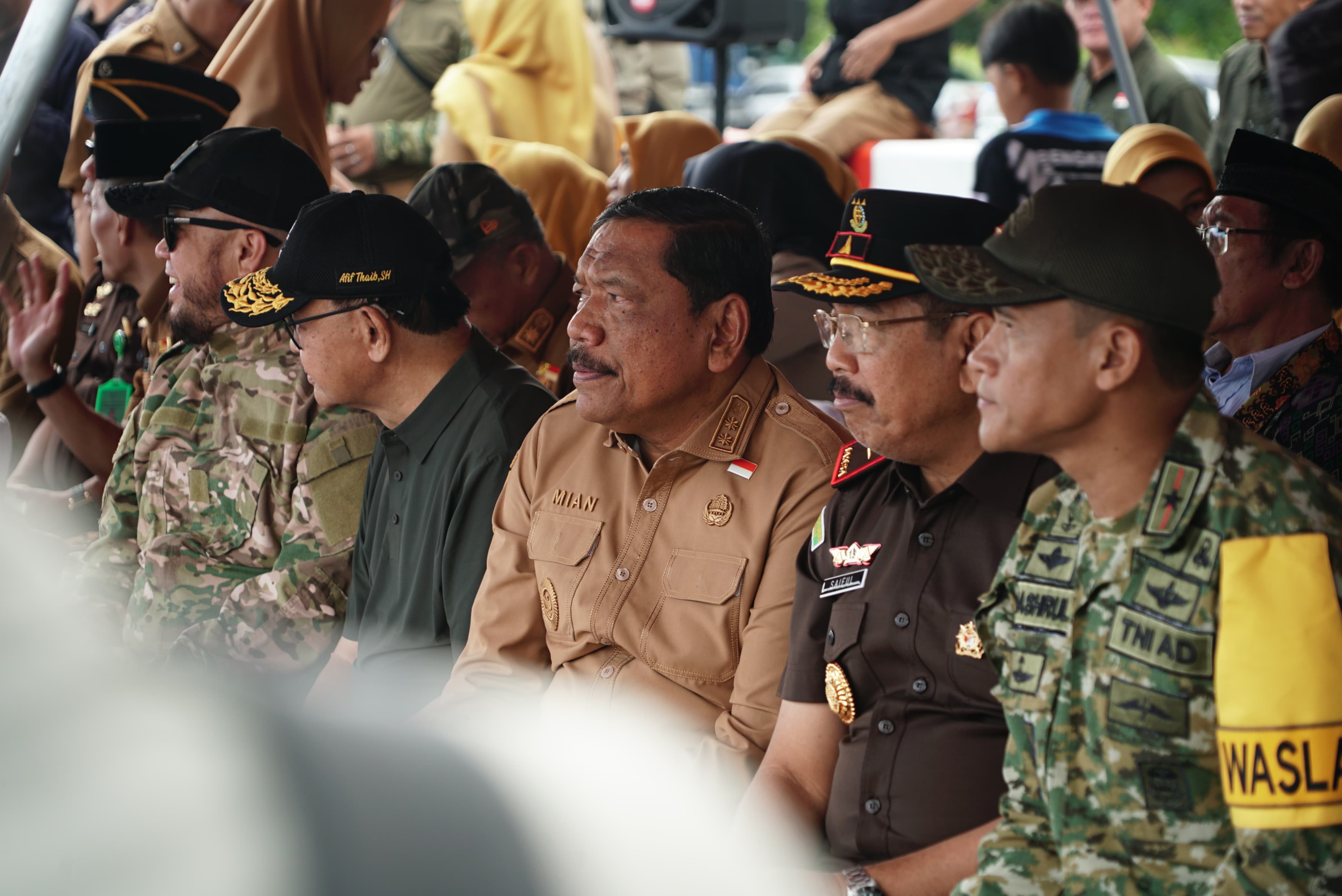 Wagub Bengkulu Mian Saksikan Penerjunan Taktis dan Free Fall Kopassus dari Pesawat Hercules