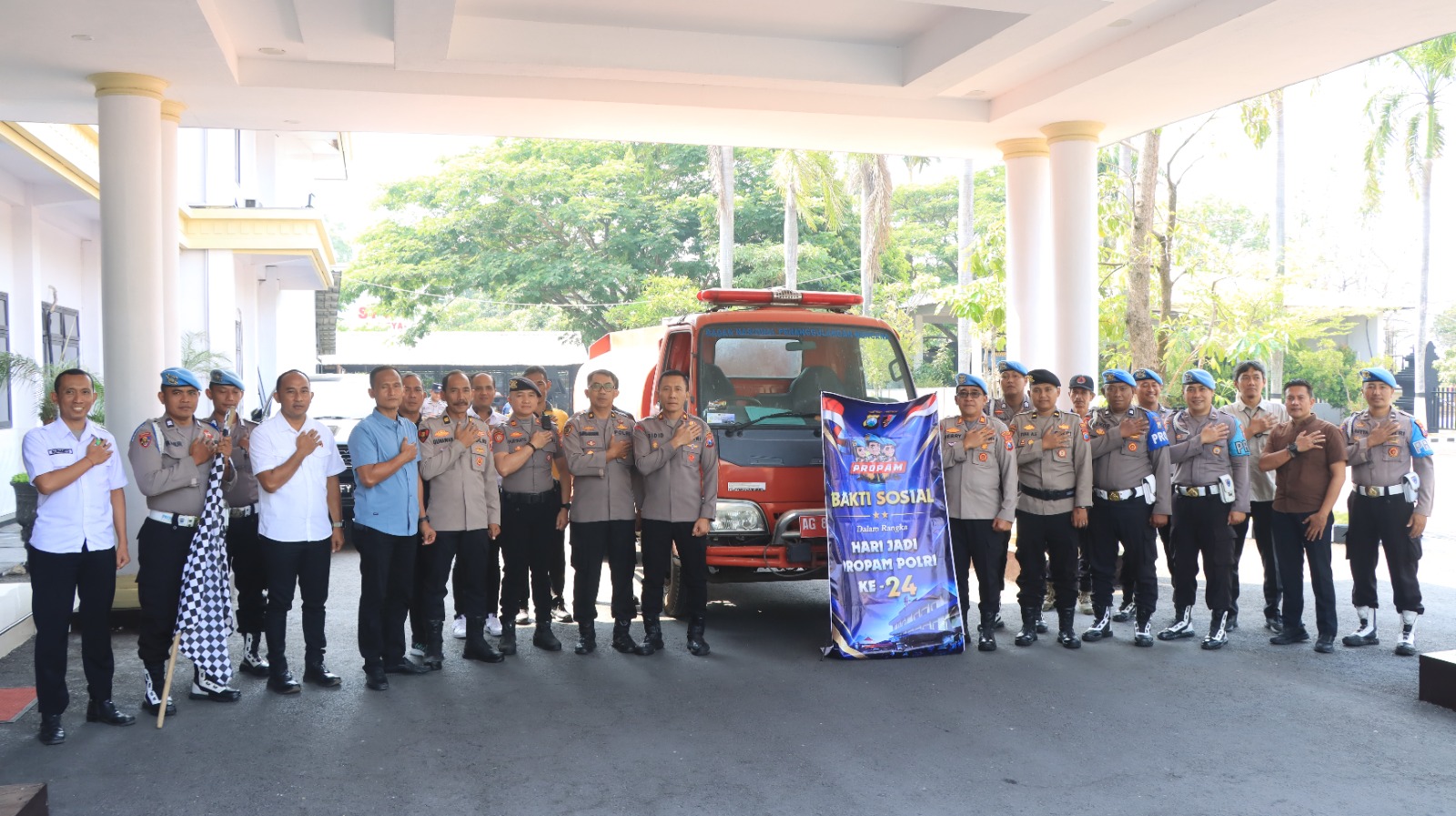 Peringati HUT Propam Polri ke-24, Polres Nganjuk Salurkan 5.000 Liter Air Bersih Secara Berkala untuk Warga Lengkonglor