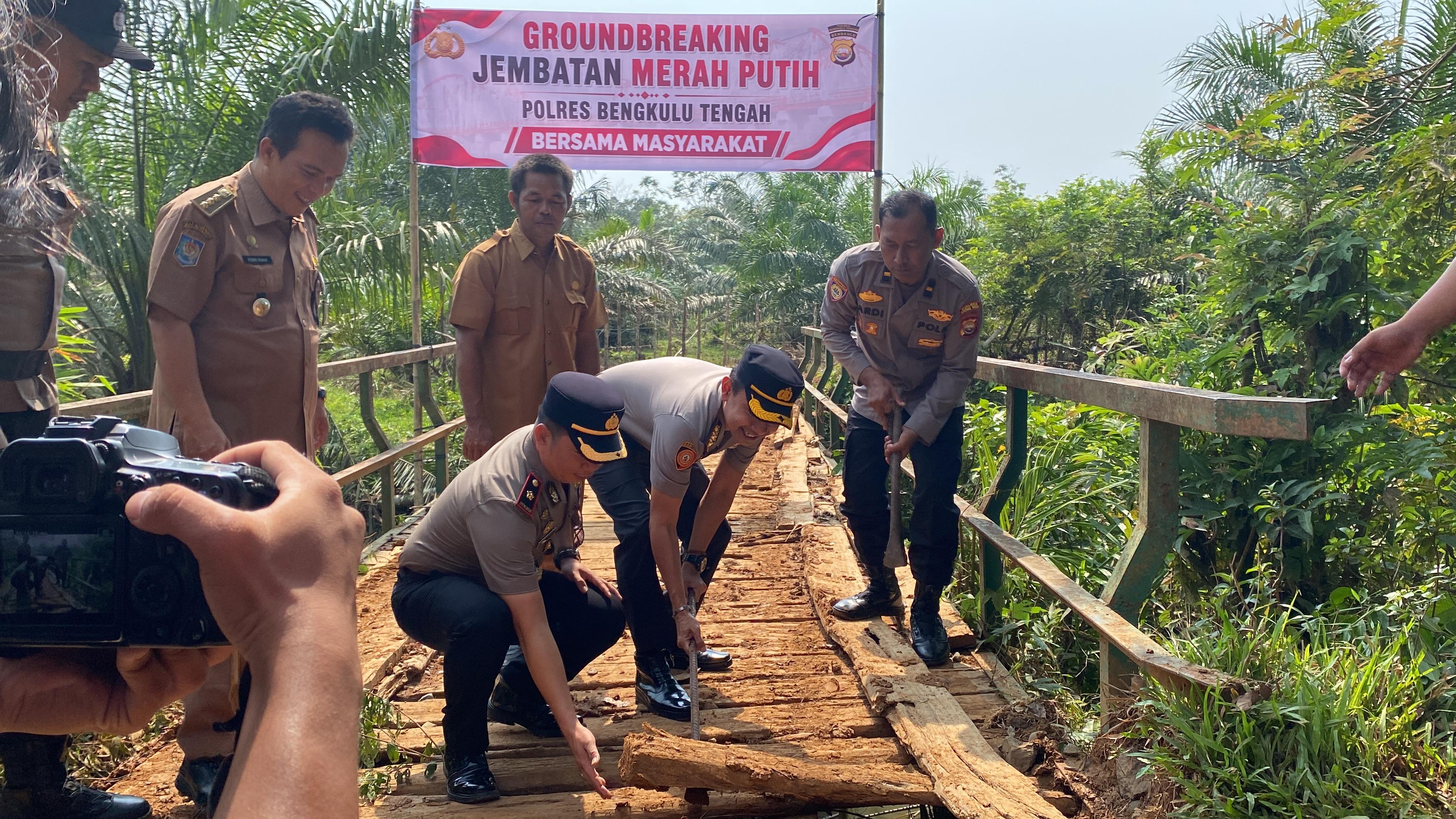 Demi Kenyamanan Warga Beraktifitas, Kapolres Bengkulu Tengah Bersama Masyarakat lakukan Pembangunan Jembatan Merah Putih