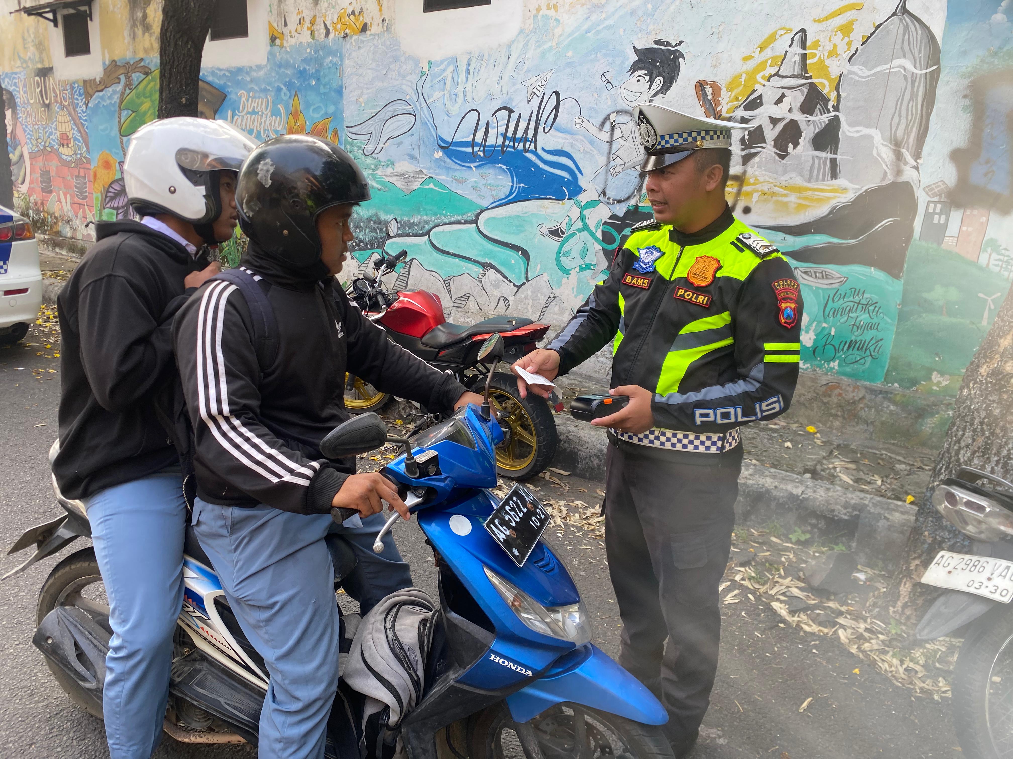 Masih Nekat Lawan Arus Meski Sudah Diperingatkan, Pengendara di SP4 Sate Ditindak ETLE Handheld