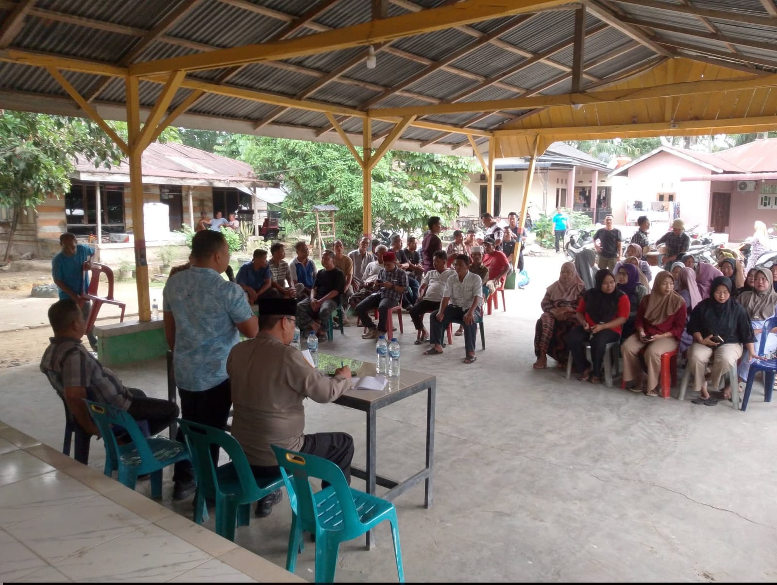 Gelar Diskusi Publik di Desa Air Merah, Kapolsek Kampung Rakyat Tegaskan Perang Terhadap Narkoba Dan Pencuri Sawit