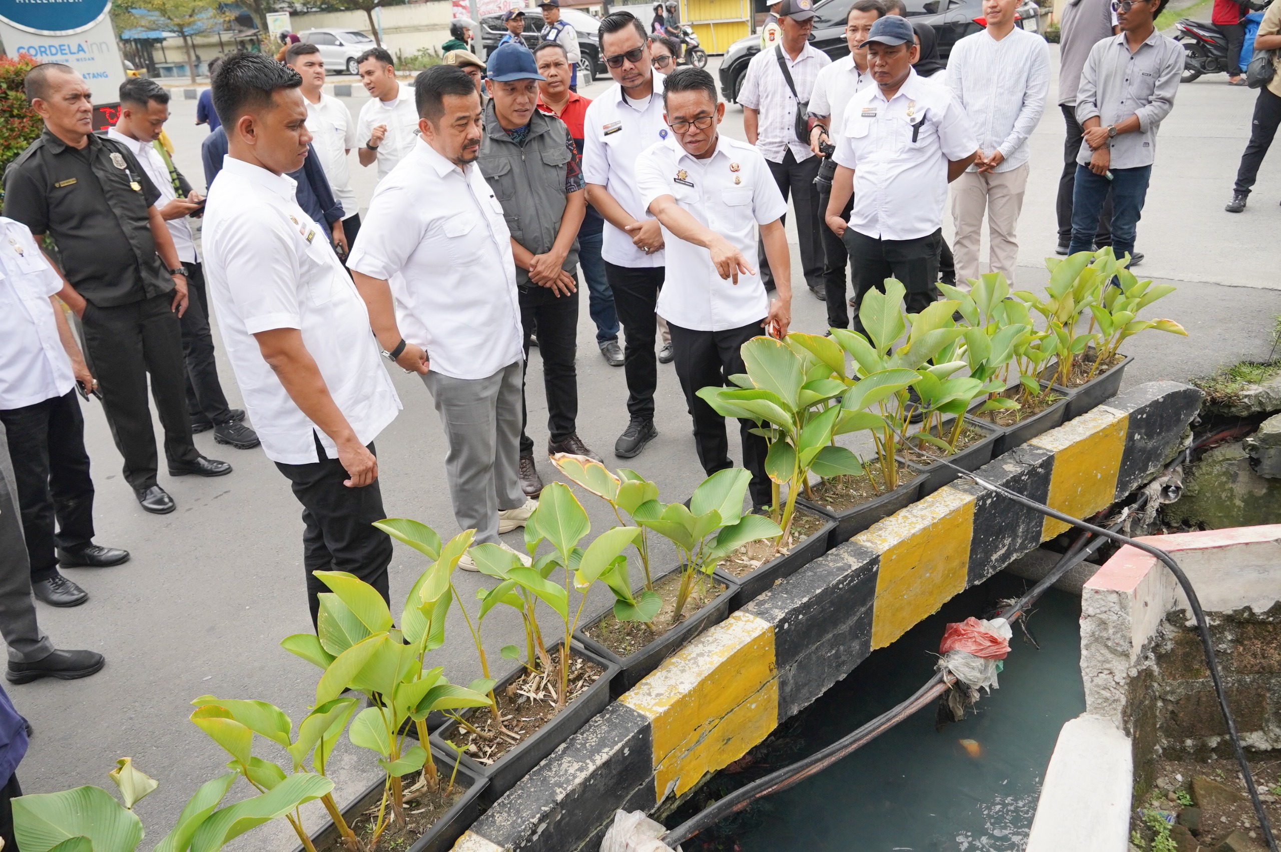 Tinjau Drainase di Helvetia, Zakiyuddin Temukan Saluran Tersumbat