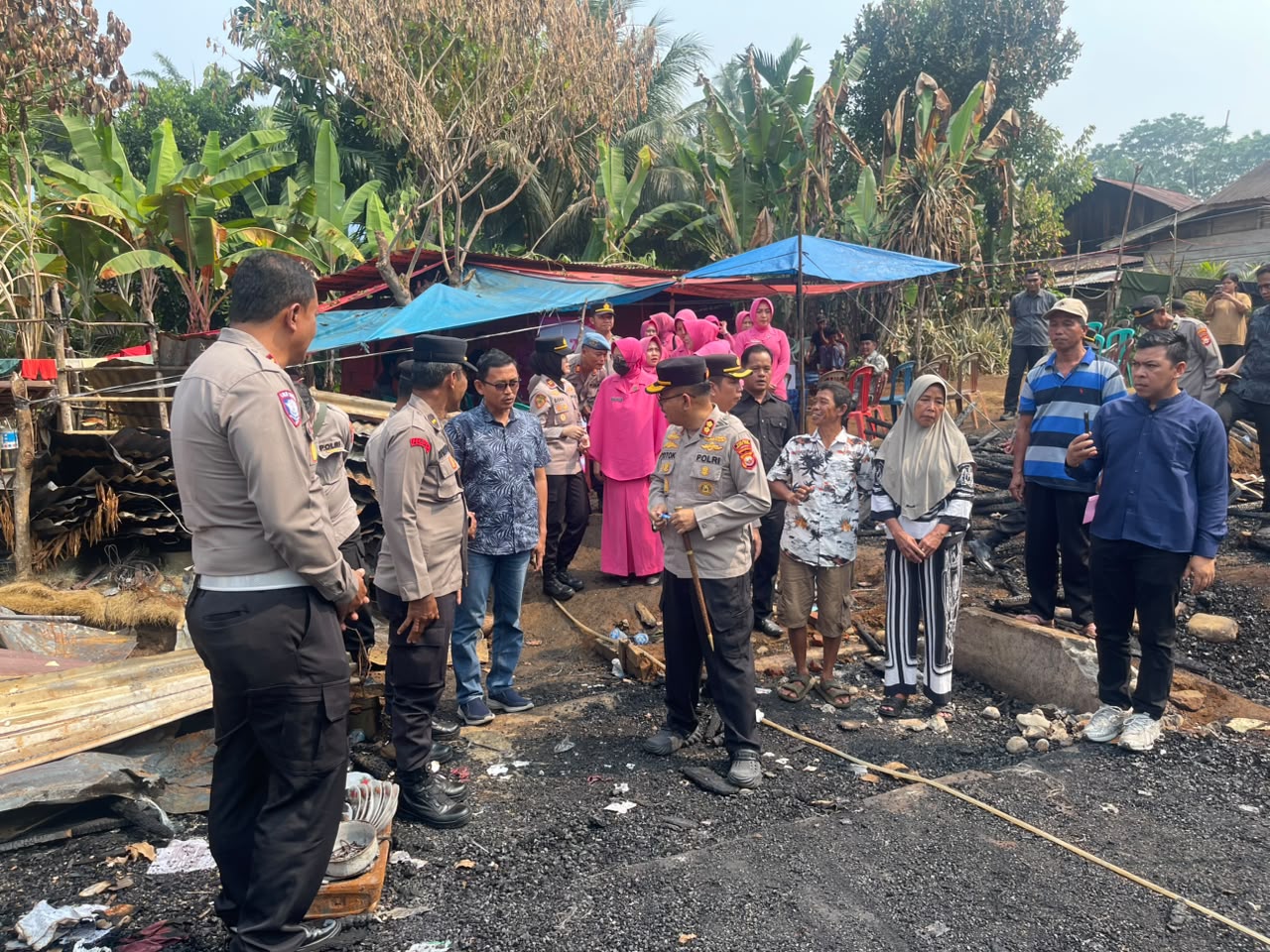 Polres Bengkulu Tengah Salurkan Bantuan untuk Korban Kebakaran di Desa Tiambang