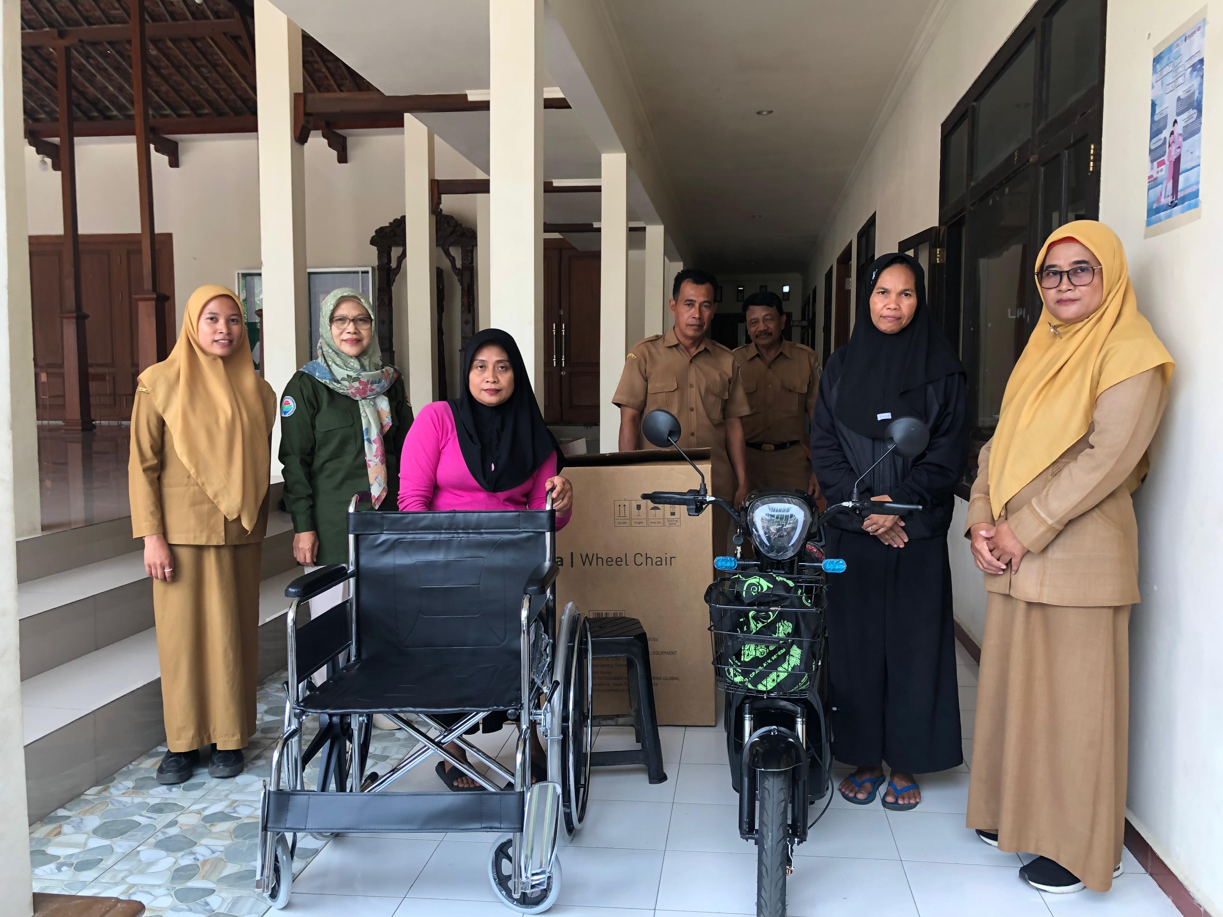 Pemerintah Desa Tiudan Tulungagung Salurkan Bantuan Sosial, Kursi Roda dan Sepeda Listrik Diserahkan Bagi Penyandang Disabilitas