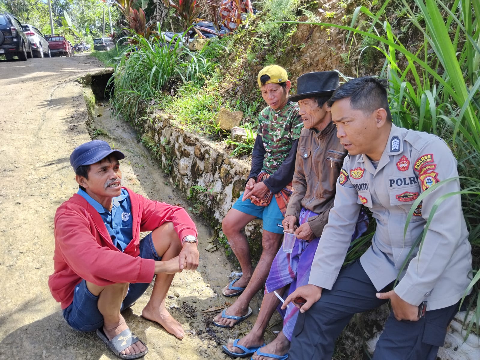 *Perkuat Kamtibmas dan Ketahanan Pangan, Bhabinkamtibmas Polsek Tondon Nanggala Sambangi Warga Karre Penanian*