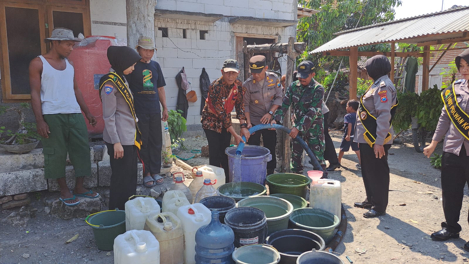 Peringati HUT ke-78 Polwan, Polres Nganjuk Salurkan Air Bersih untuk Warga Ngluyu