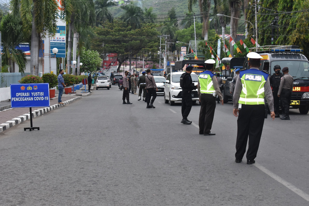 Bandel ! Puluhan Warga Luwuk Dihukum Bersihkan Sampah Hingga ...