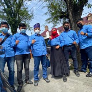 Direktur Lembaga Hukum Humaniora Dr. Redyanto Sidi SH MH (tiga dari kiri) selaku Tim kuasa hukum Penggugat foto bersama di Pengadilan Negeri Medan, Rabu (14/7/2021). JPP/RT