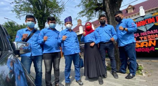 Direktur Lembaga Hukum Humaniora Dr. Redyanto Sidi SH MH (tiga dari kiri) selaku Tim kuasa hukum Penggugat foto bersama di Pengadilan Negeri Medan, Rabu (14/7/2021). JPP/RT