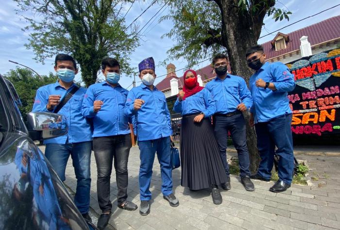 Direktur Lembaga Hukum Humaniora Dr. Redyanto Sidi SH MH (tiga dari kiri) selaku Tim kuasa hukum Penggugat foto bersama di Pengadilan Negeri Medan, Rabu (14/7/2021). JPP/RT