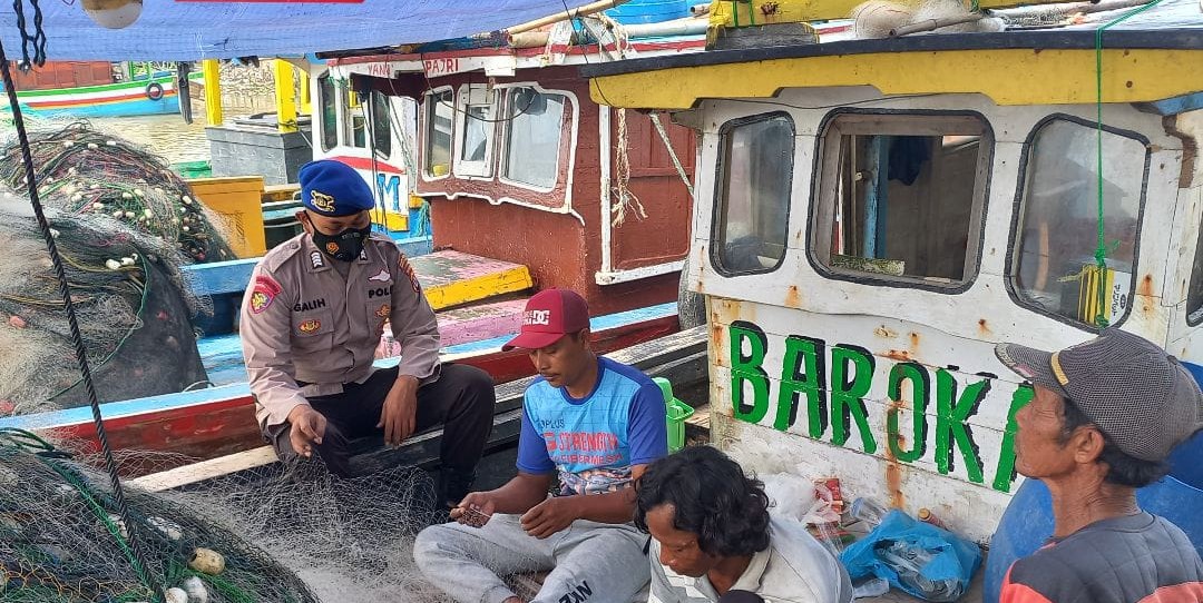 Melalui Giat Sambang Pesisir Sat Polair Perketat Penerapan Prokes Kepada Nelayan Jurnal Polisi